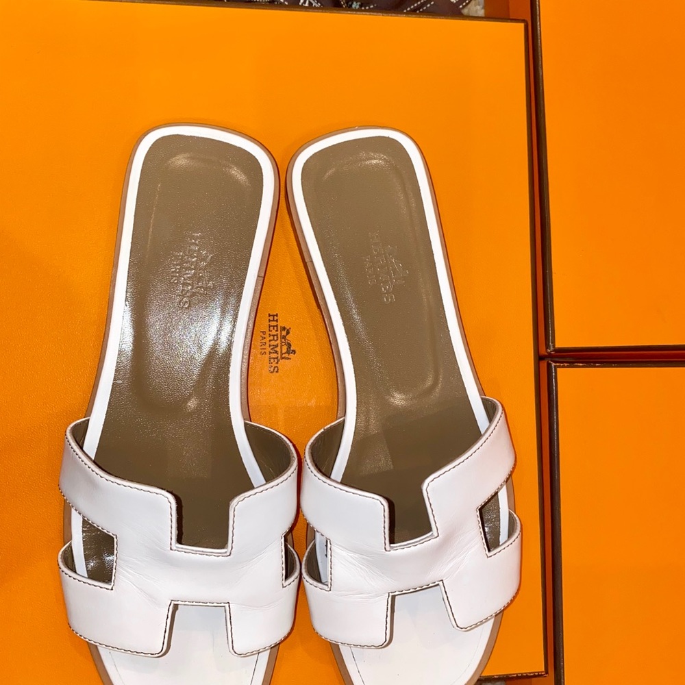 WHITE HERMÈS ORAN SANDALS - Picture 4 of 16